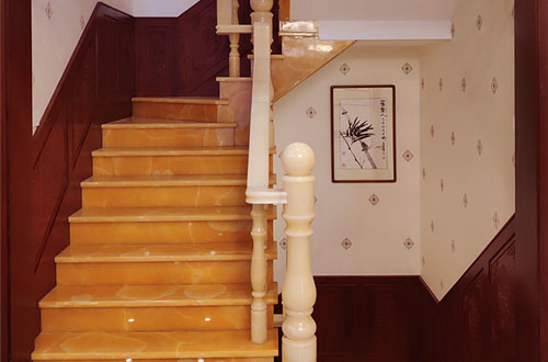 遂平中式别墅室内汉白玉石楼梯的定制安装装饰效果